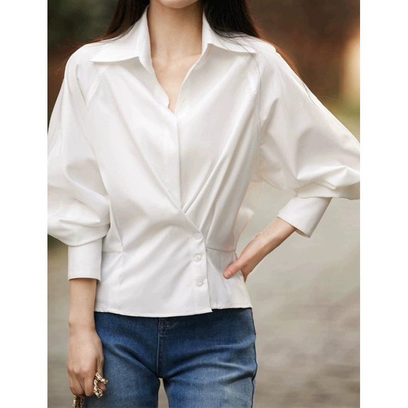 Dame elegant bluse med moderne flæseærmer og asymmetrisk snit Stilla