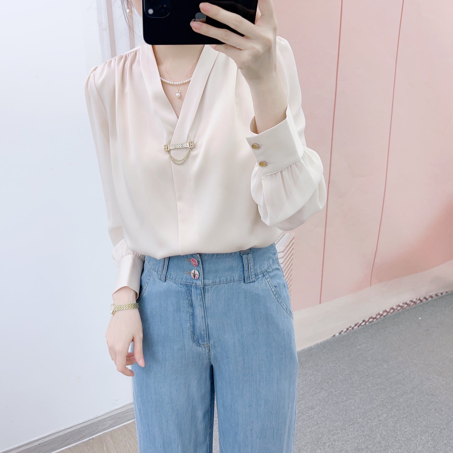 Dame Elegant Bluse med moderigtigt V-udskæring og dekorativ knapdetalje Stilla