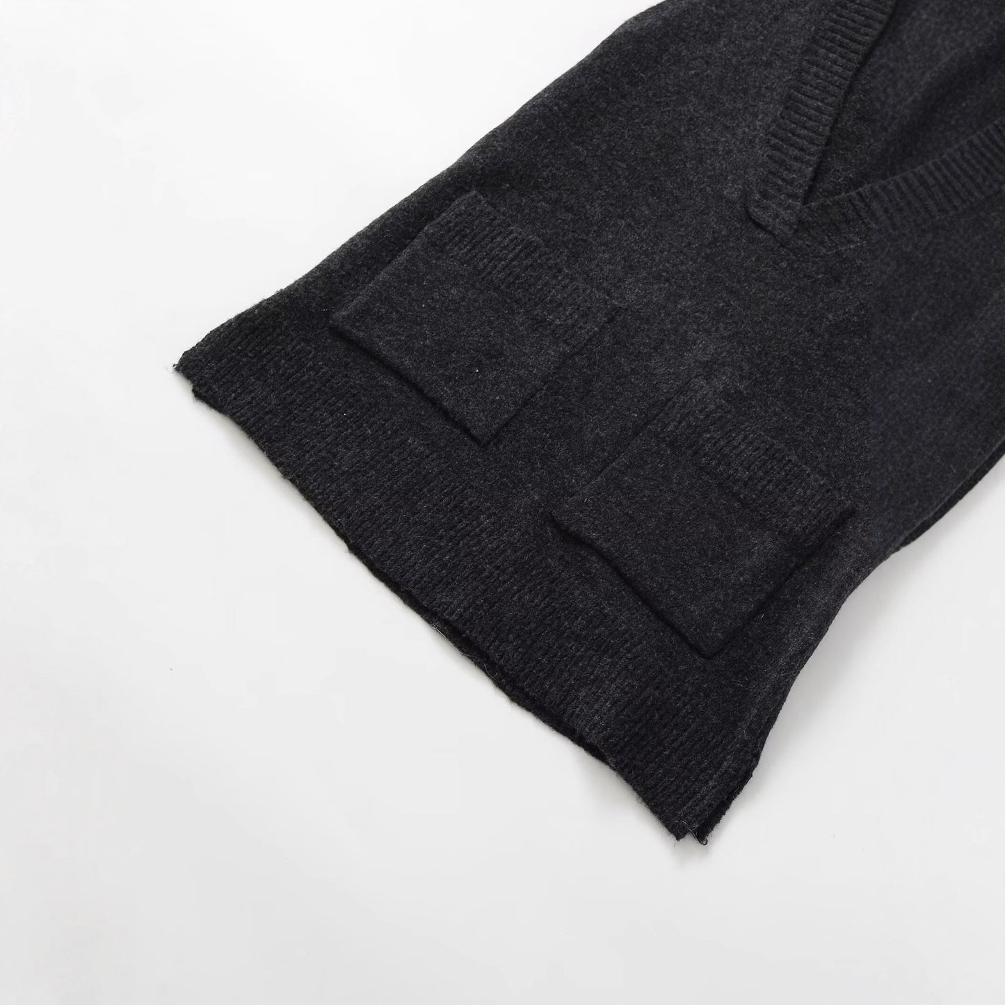 Dame strikket vest med V-udskæring og praktiske lommer Stilla