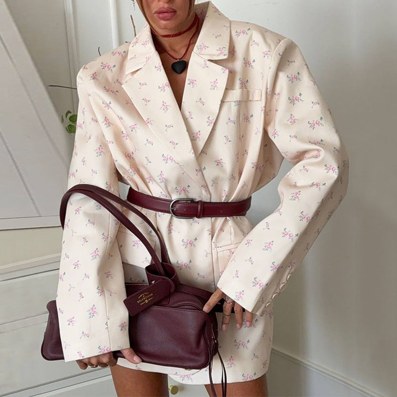 Dame elegant blazerjakke med blomstermønster og feminin silhuet Stilla