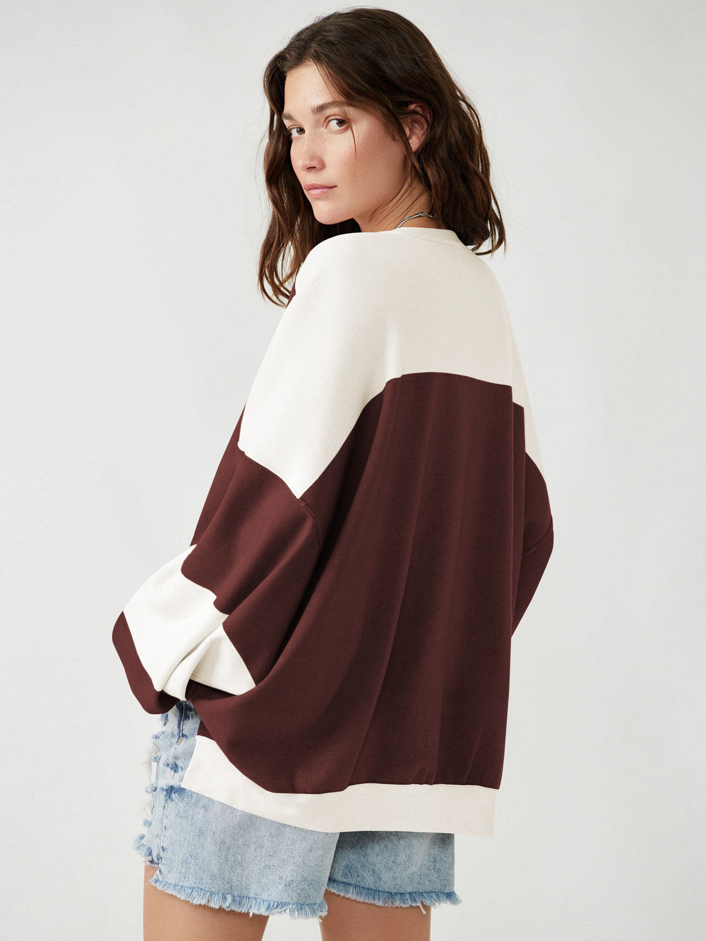Dame afslappet oversized sweater med moderigtigt farveblokdesign og blødt stof Stilla