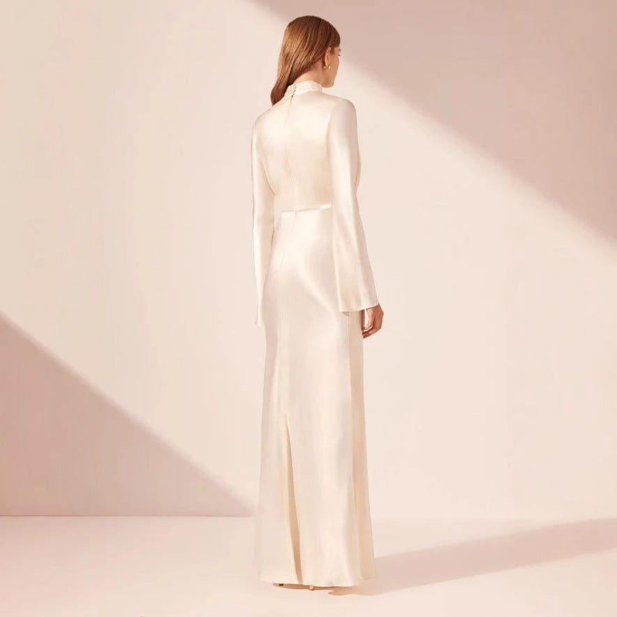 Dame elegant aftenkjole med dyb V-udskæring og raffinerede folder Stilla