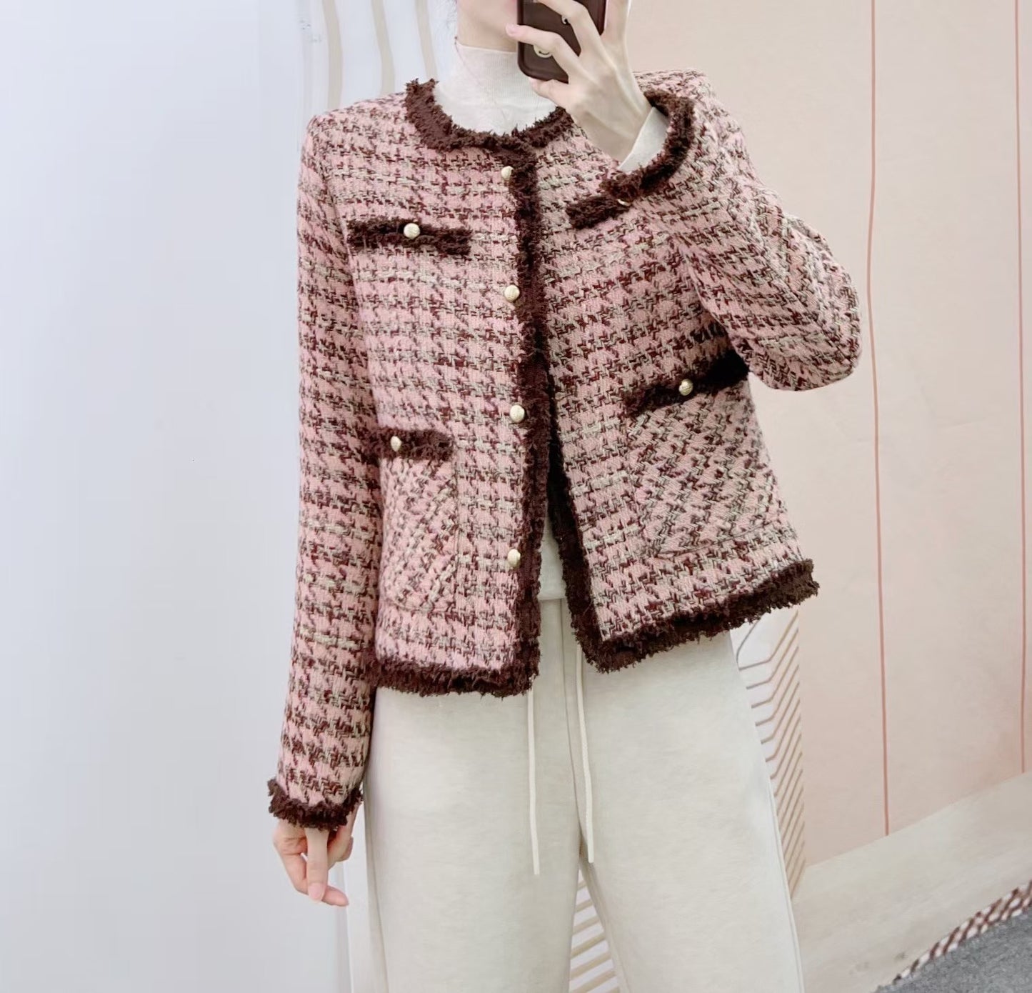 Dame Designer Bouclé-jakke med perlebesatte knapdetaljer og elegante franser Stilla