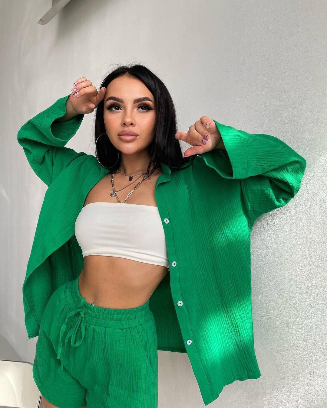 Dame afslappet sommer outfit med åben top bluse og shorts Stilla