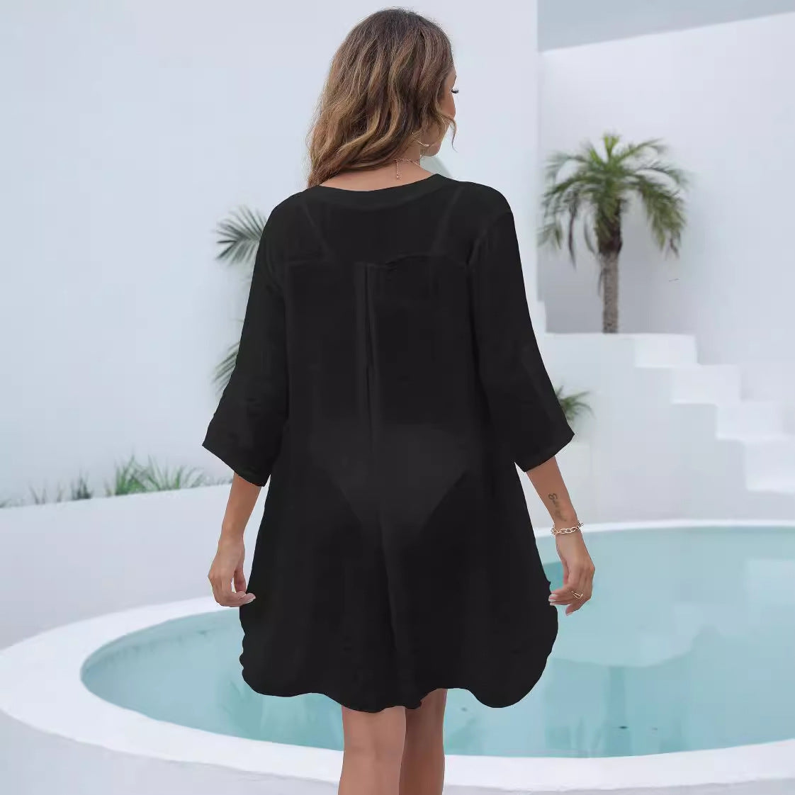 Dame afslappet strandkjole med elegant V-udskæring og sidelængder Stilla