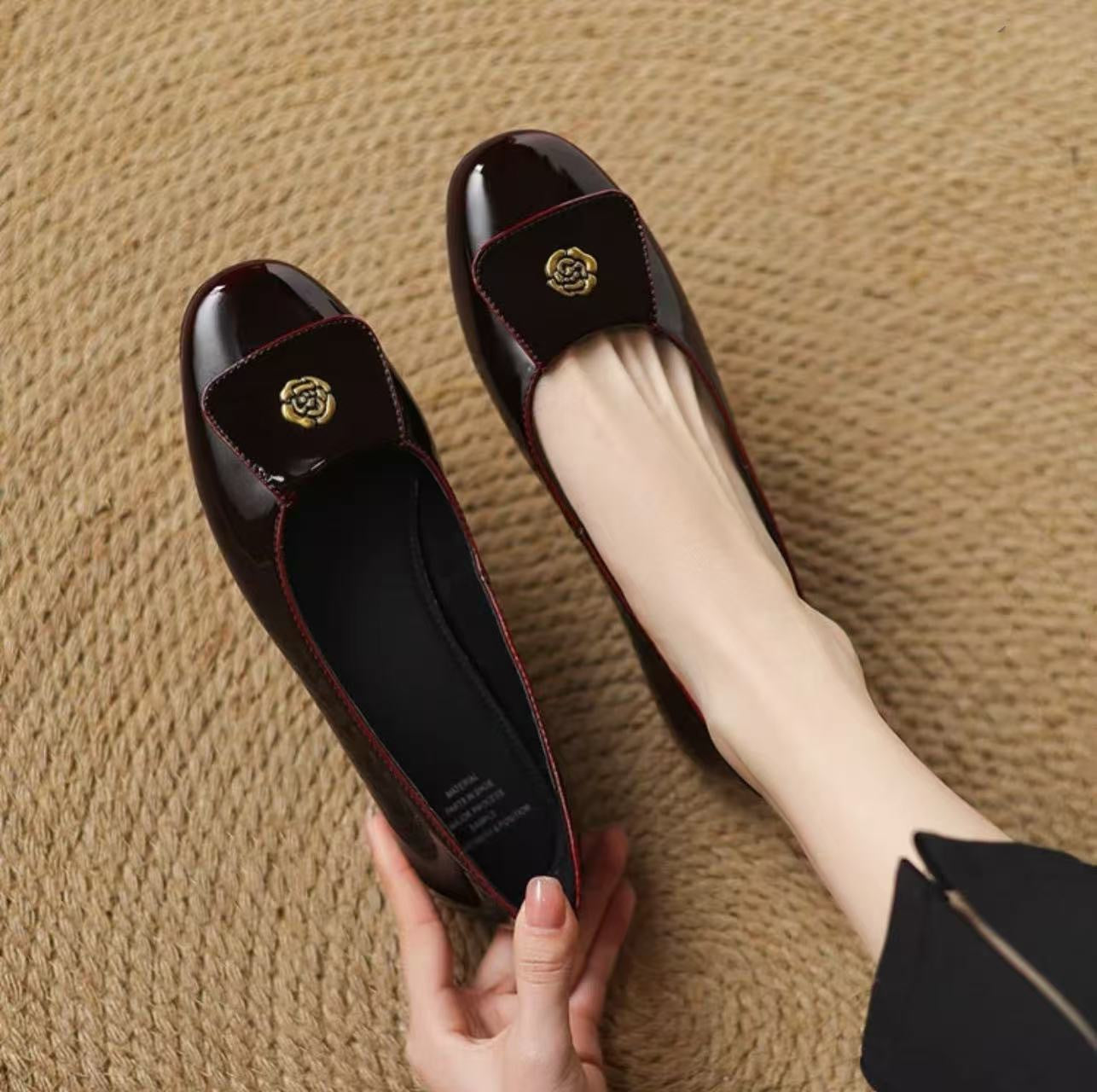 Dame Elegant Balletsko med dekorative gyldne accenter Stilla