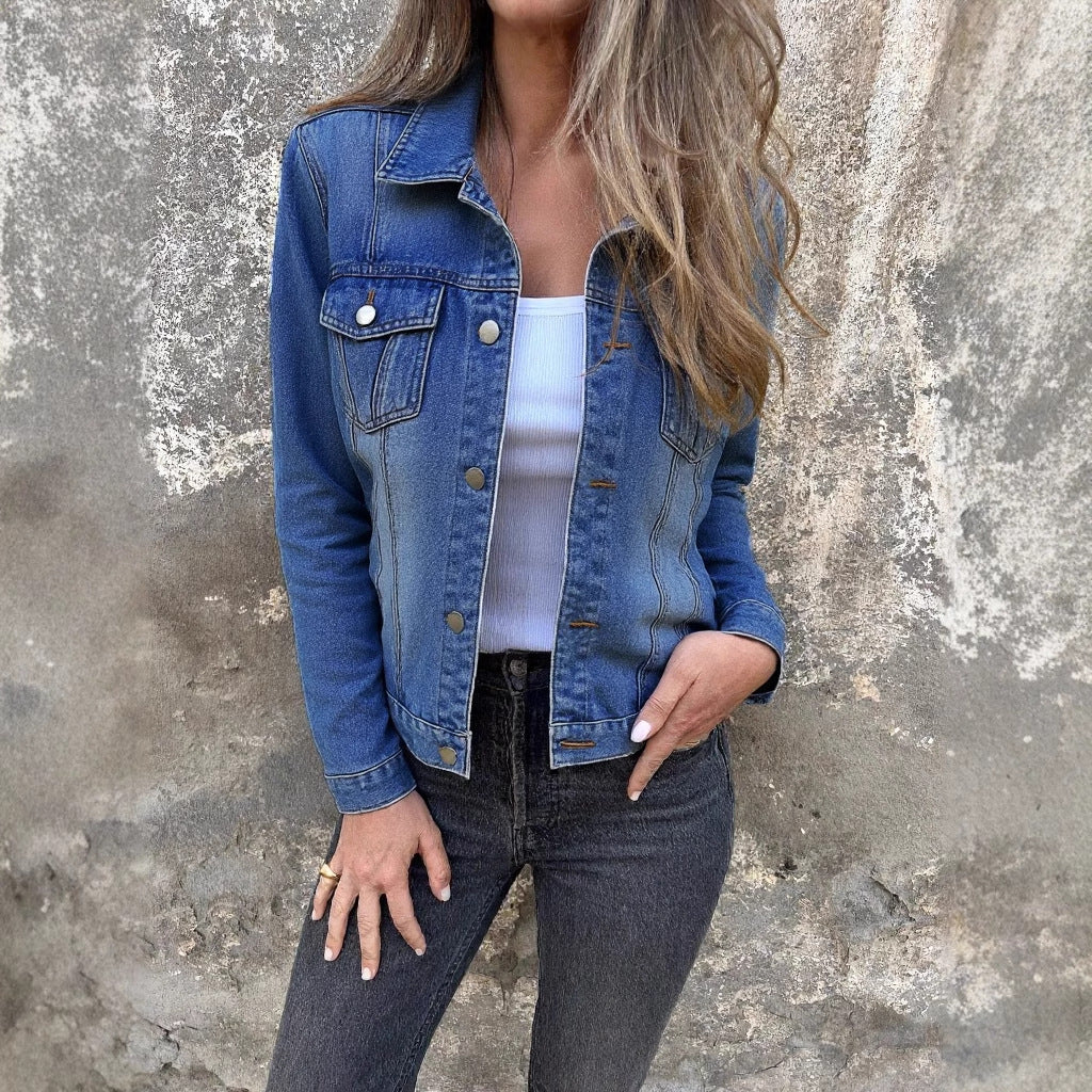 Dame Denimjakke i klassisk snit med modeshuller og stilige lommer Stilla