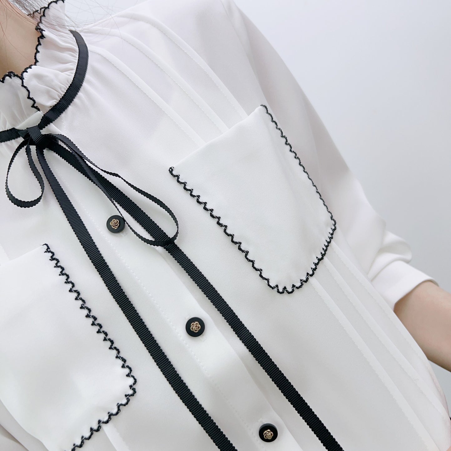 Dame elegant bluse med flæsedetaljer og fashionable bindebånd Stilla