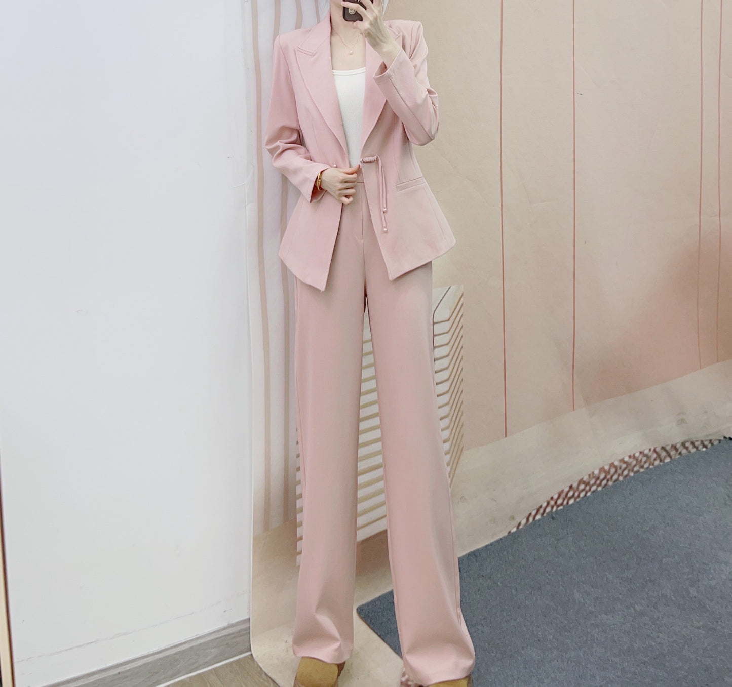 Dame elegant Blazer-bukser-kombination med taljerbart bælte og smart snit Stilla