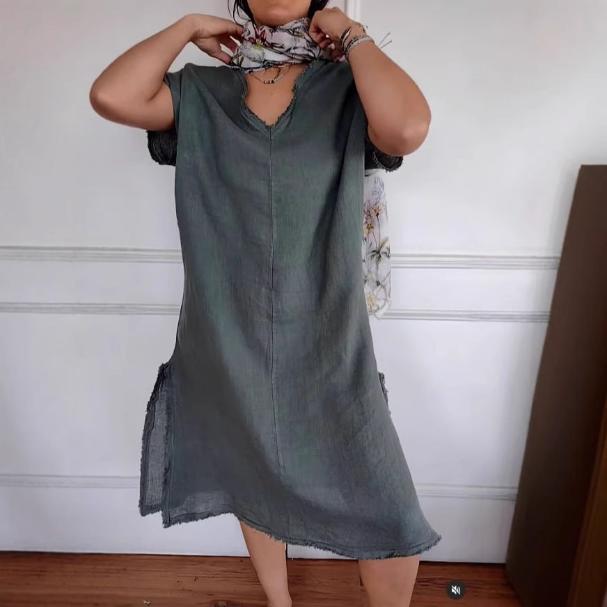 Dame afslappet linnedress med V-udskæring og ujævn kant Stiila