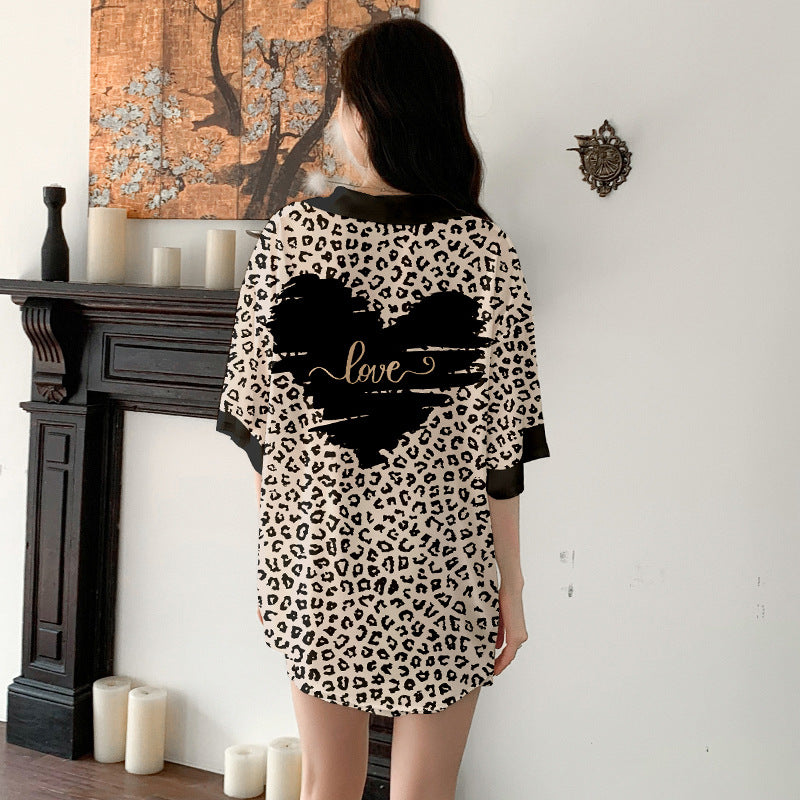 Dame afslappet natbluse i leopardprint med hjertemotiv Stilla