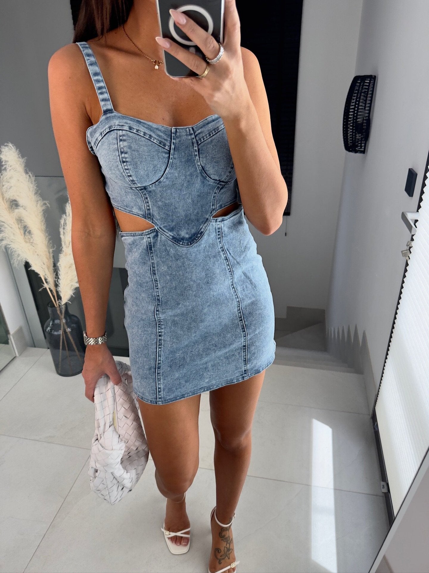 Dame Denim Kjole med legende cut-out-design og figursyet snit Stilla