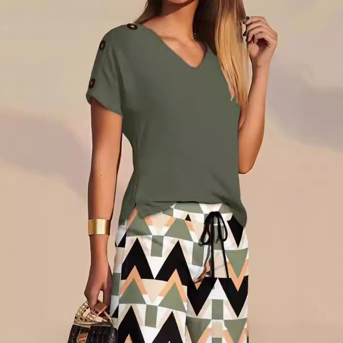 Dame afslappet kortærmet sæt med elegant V-udskæring og knapdetaljer Stilla