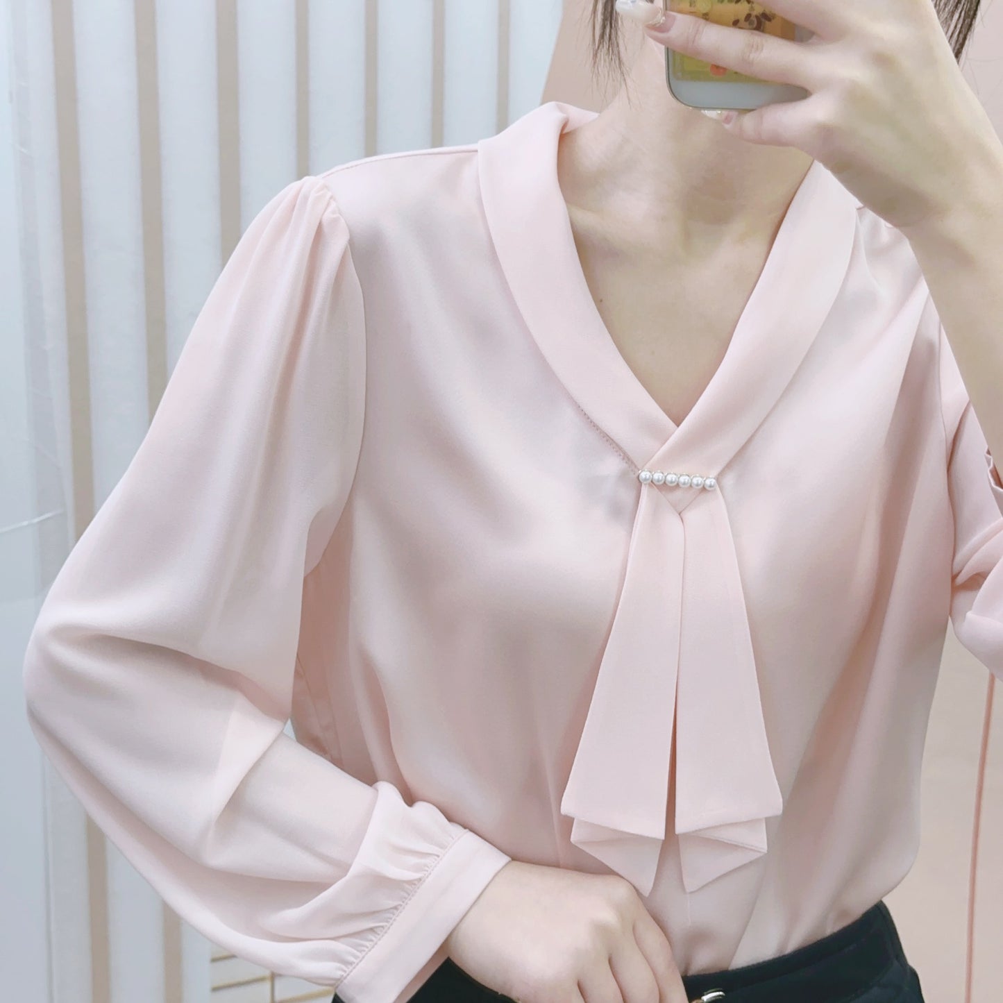 Dame Elegant Bluse med dekorative folder og perlebesat krave Stilla