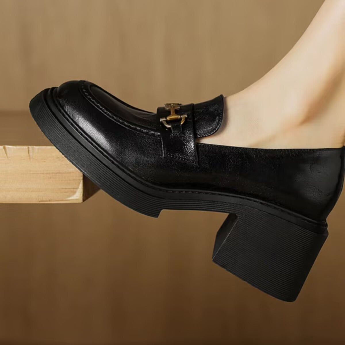 Dame designer mokasiner med elegante metal detaljer og blokkede hæle Stilla