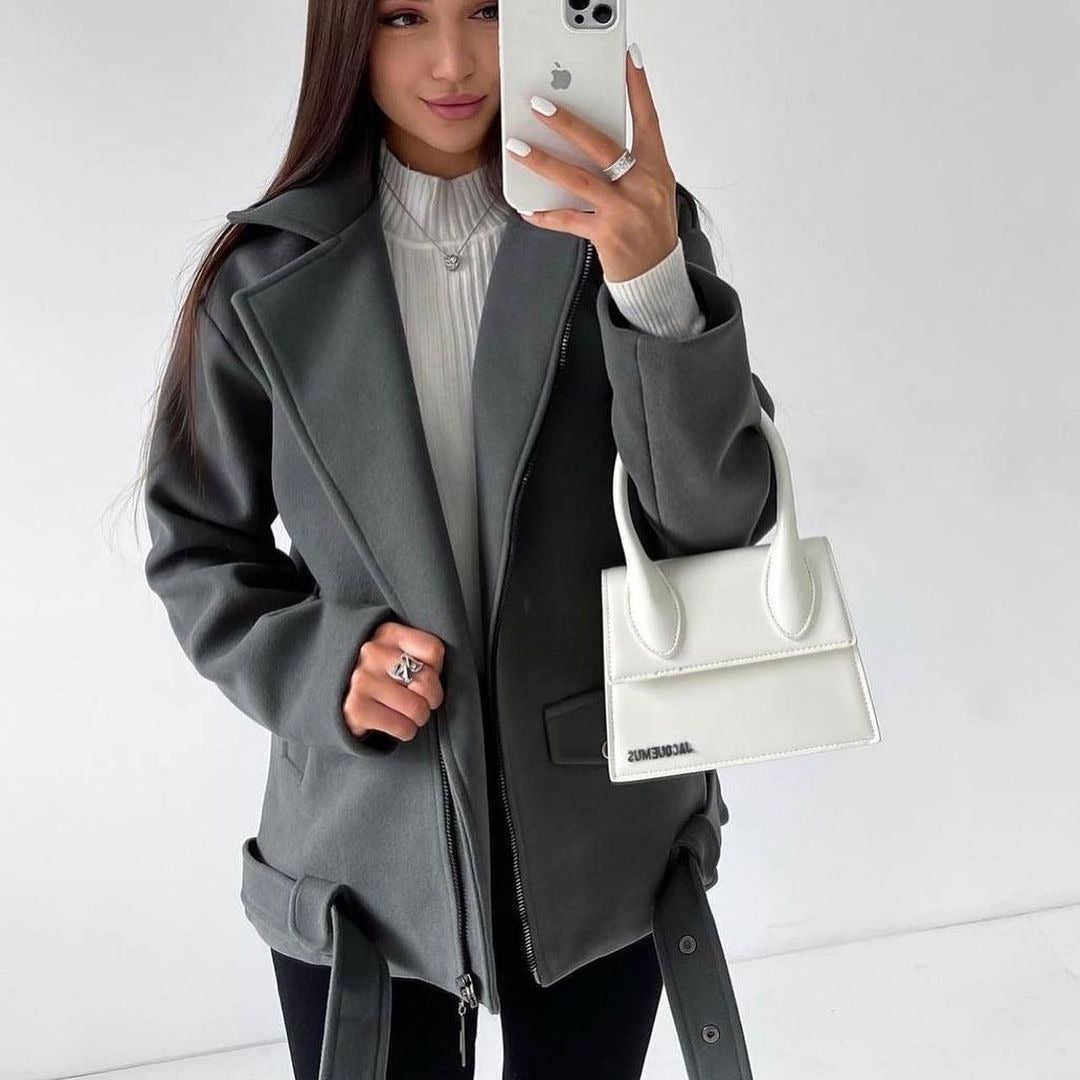 Dame afslappet overgangsjakke med praktiske lynlåslommer og moderne snit Stilla