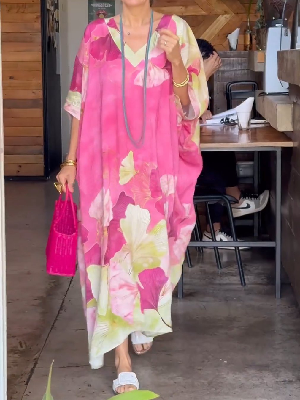 Dame Elegant kaftan-kjole med blomsterdesign og brede ærmer Stilla