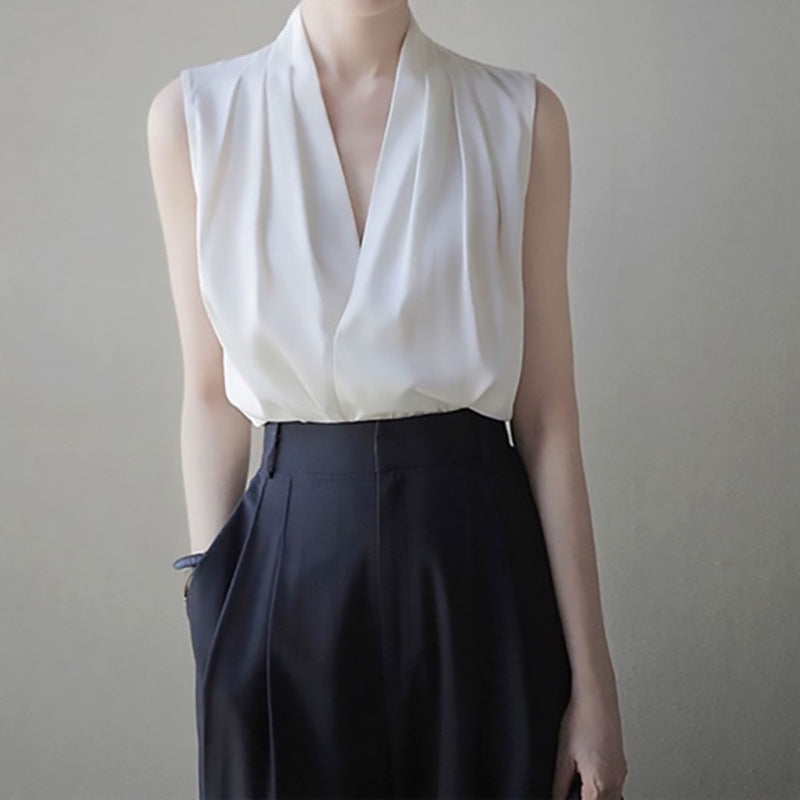 Dame elegant bluse med dyb V-hals og fine folders Stilla