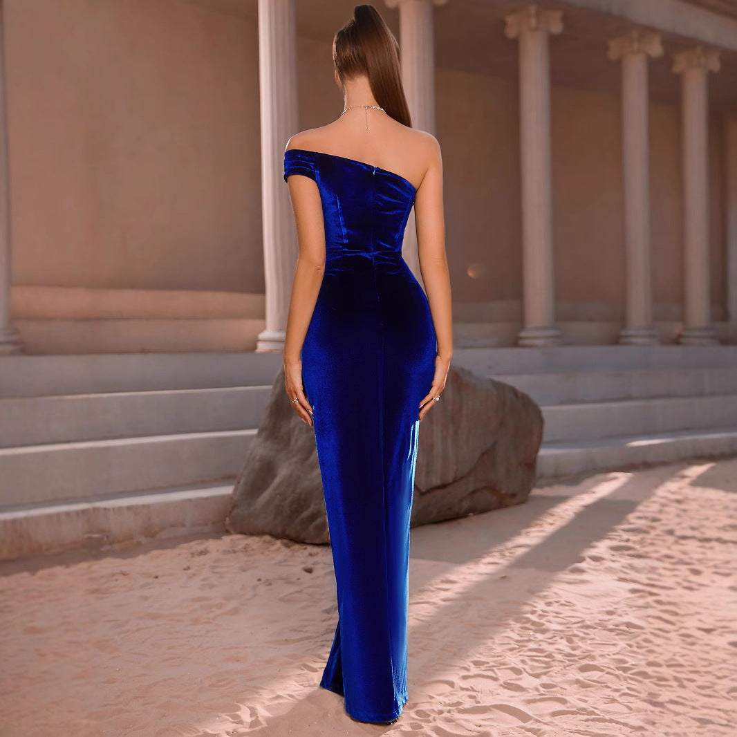 Dame Elegant aftenkjole i luksuriøs velour med høj slidse Stilla