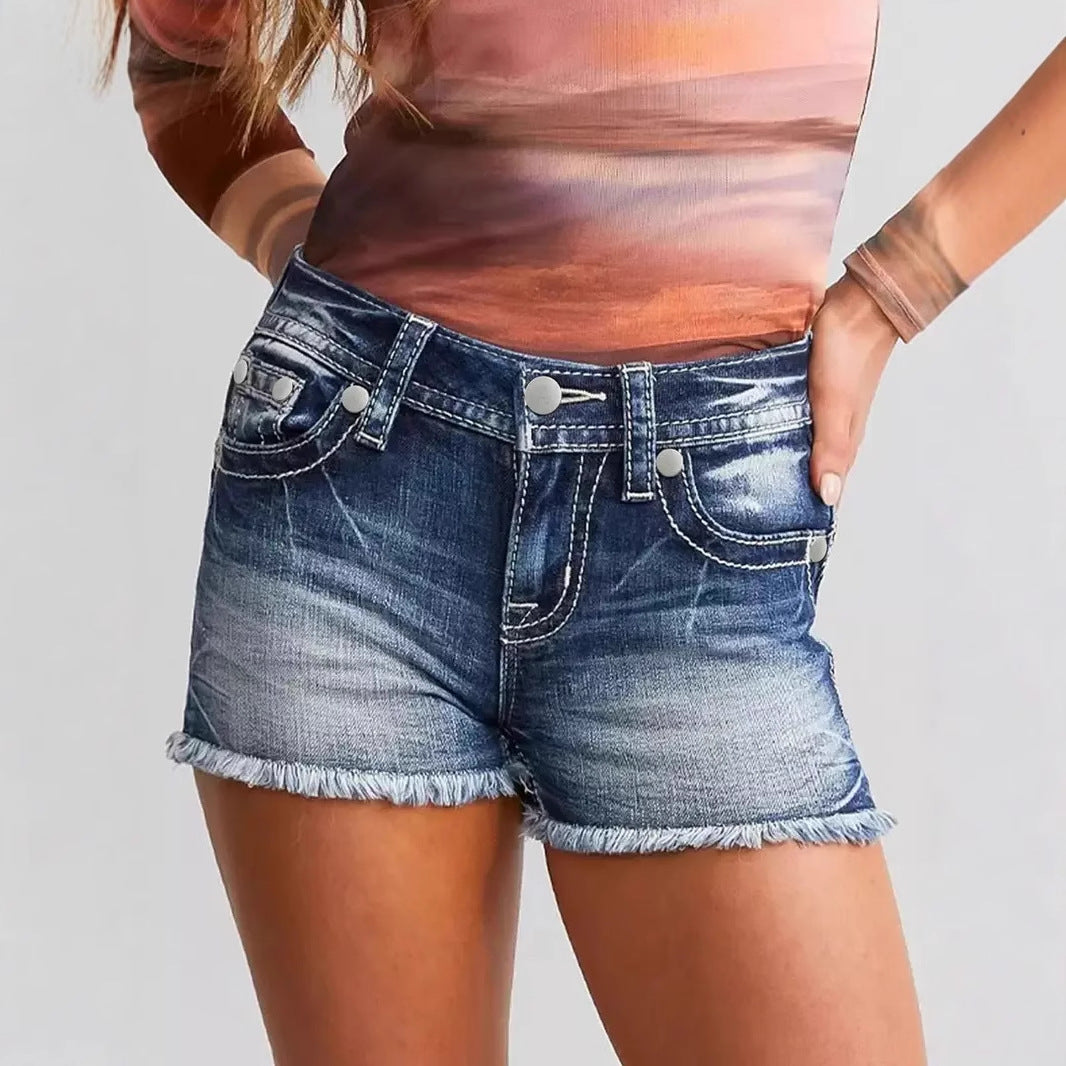 Dame denim-shorts i moderne distressed stil med frynsede kanter Stilla