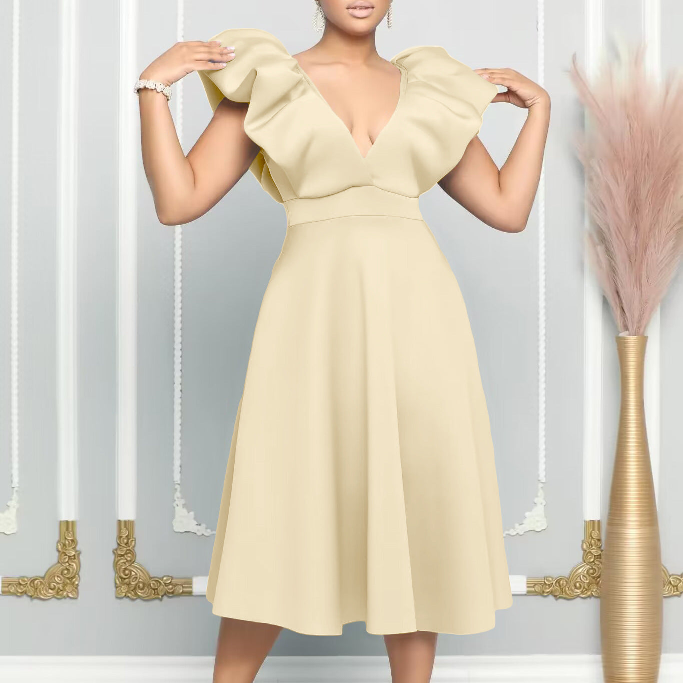 Dame A-linje kjole med elegant V-udskæring og voluminøse flæse-stropper Stilla