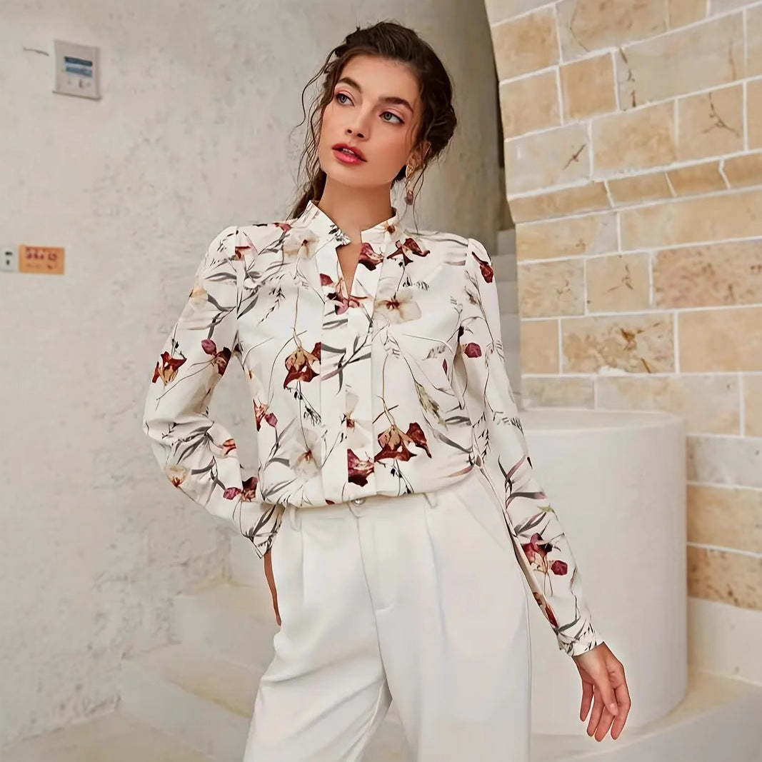 Dame elegant bluse med blomsterdesign og højhalset knapdetaljer Stilla