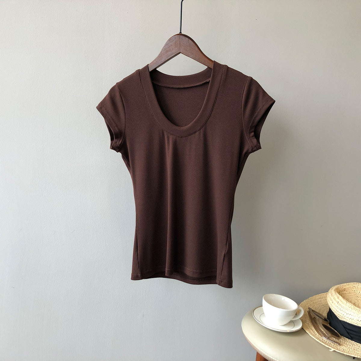 Dame kort bodyshirt i åndbart materiale med dyb rund halsudskæring Stilla