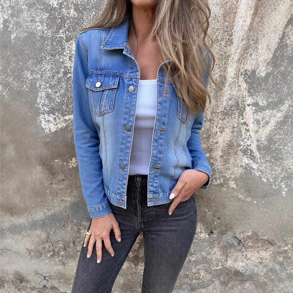 Dame Denimjakke i klassisk snit med modeshuller og stilige lommer Stilla