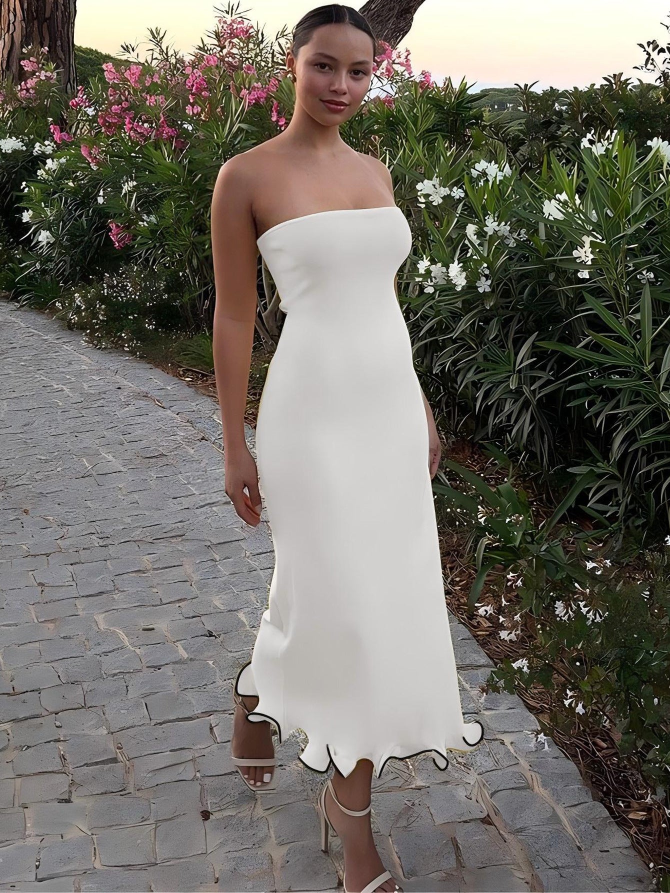 Dame elegant aftenkjole med dekorativ kant og tætsiddende snit Stilla