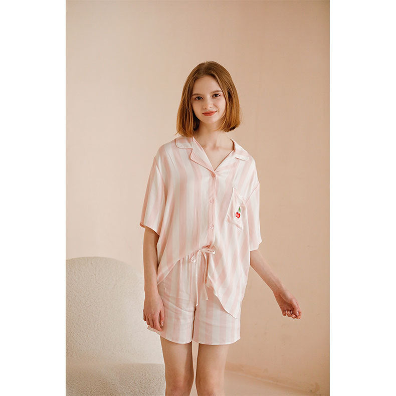 Dame afslappet kort pyjamasæt med stribet design og knaplukning Stilla