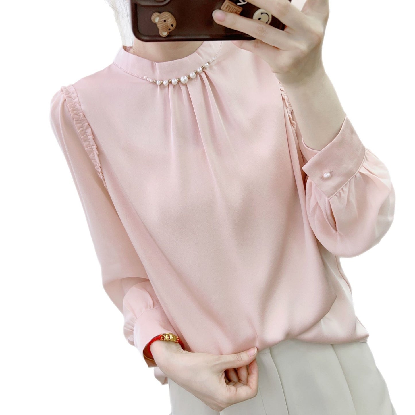 Dame elegant bluse med rynkedetaljer og perlesmykker Stilla