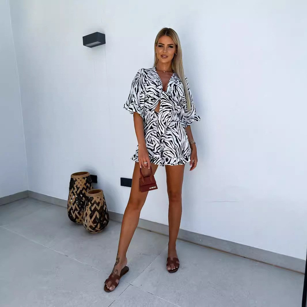 Dame kortærmet jumpsuit med blomsterprint og flæse detaljer Stilla