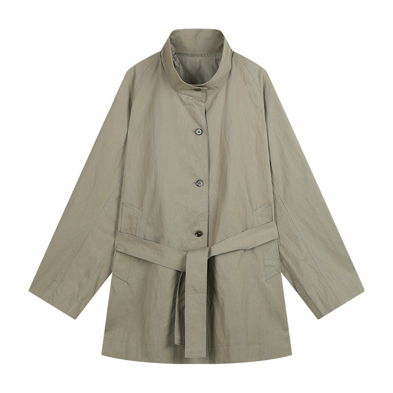 Dame afslappet overgangsjakke med høj lukket krave og praktisk taljebælte Stilla