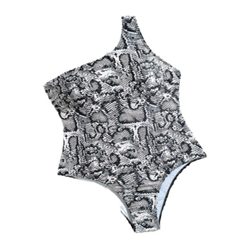 Dame Cut-Out Badedragt med asymmetrisk design og stilmønstret slangeskindsprint Stilla