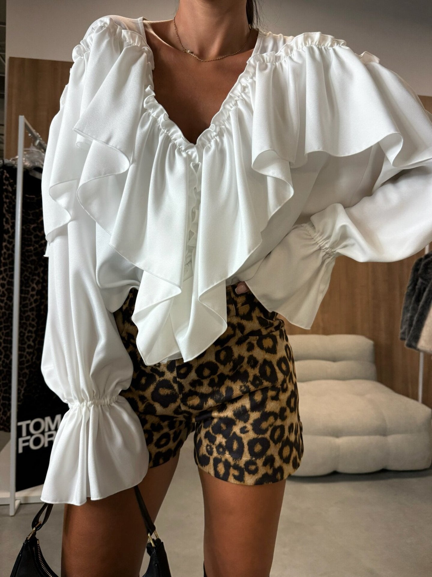 Dame elegant bluse med voluminøse ruffle detaljer Stilla