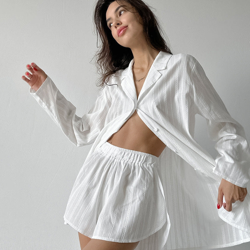 Dame afslappet overdel og shorts-sæt lavet af let stof med fint strukturmønster Stilla