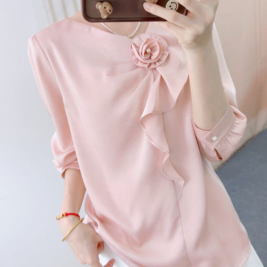 Dame elegant bluse med dekorative flæser og blomsterapplikation Stilla