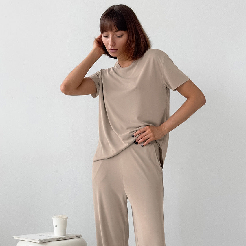 Dame afslappet Lounge-sæt med bred bluse og komfortable bukser Stilla