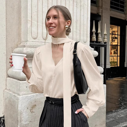 Dame elegant bluse med asymmetrisk binde detalje og voluminøse ærmer Stilla