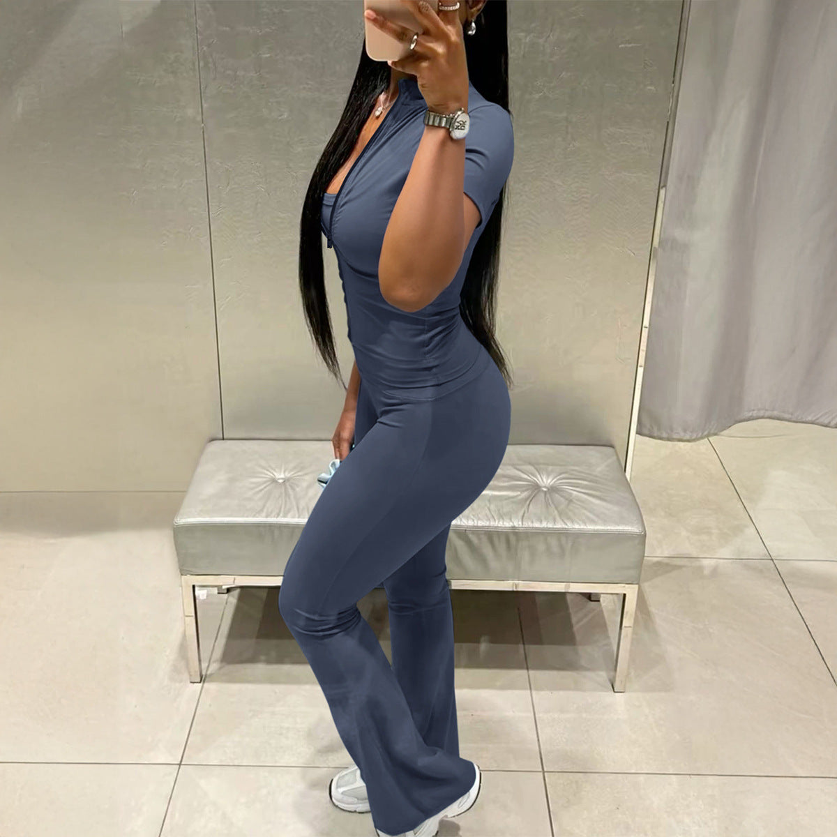 Dame figurtilpasset jumpsuit med kort arm og trendy zip-design Stilla