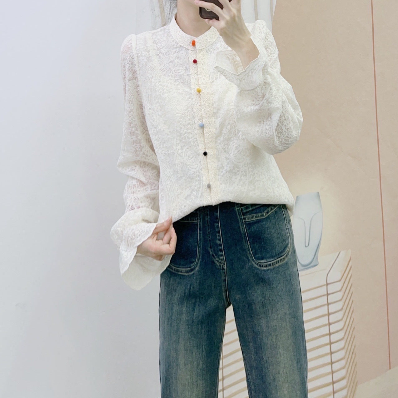 Dame Elegant Bluse med fine rynker og farverige knapdetaljer Stilla