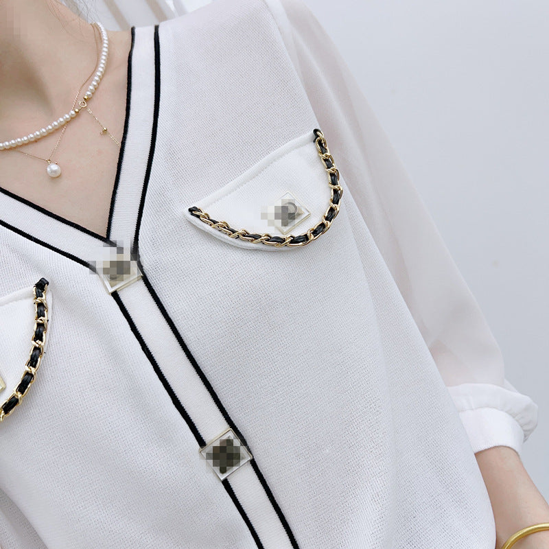 Dame elegant bluse med transparente ærmer og dekorative knapdetaljer Stilla