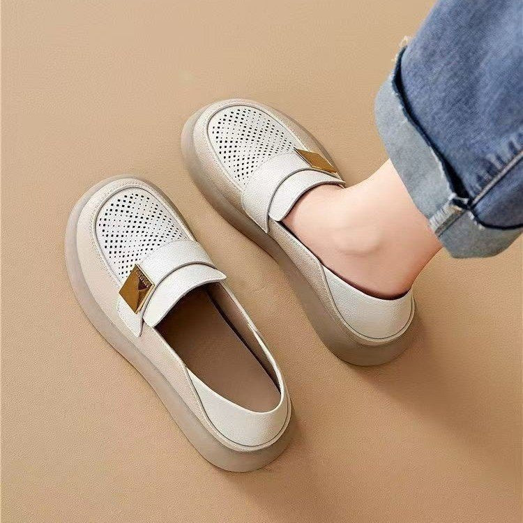 Dame slippers i perforeret læder med moderigtigt design og komfortabel sål Stilla