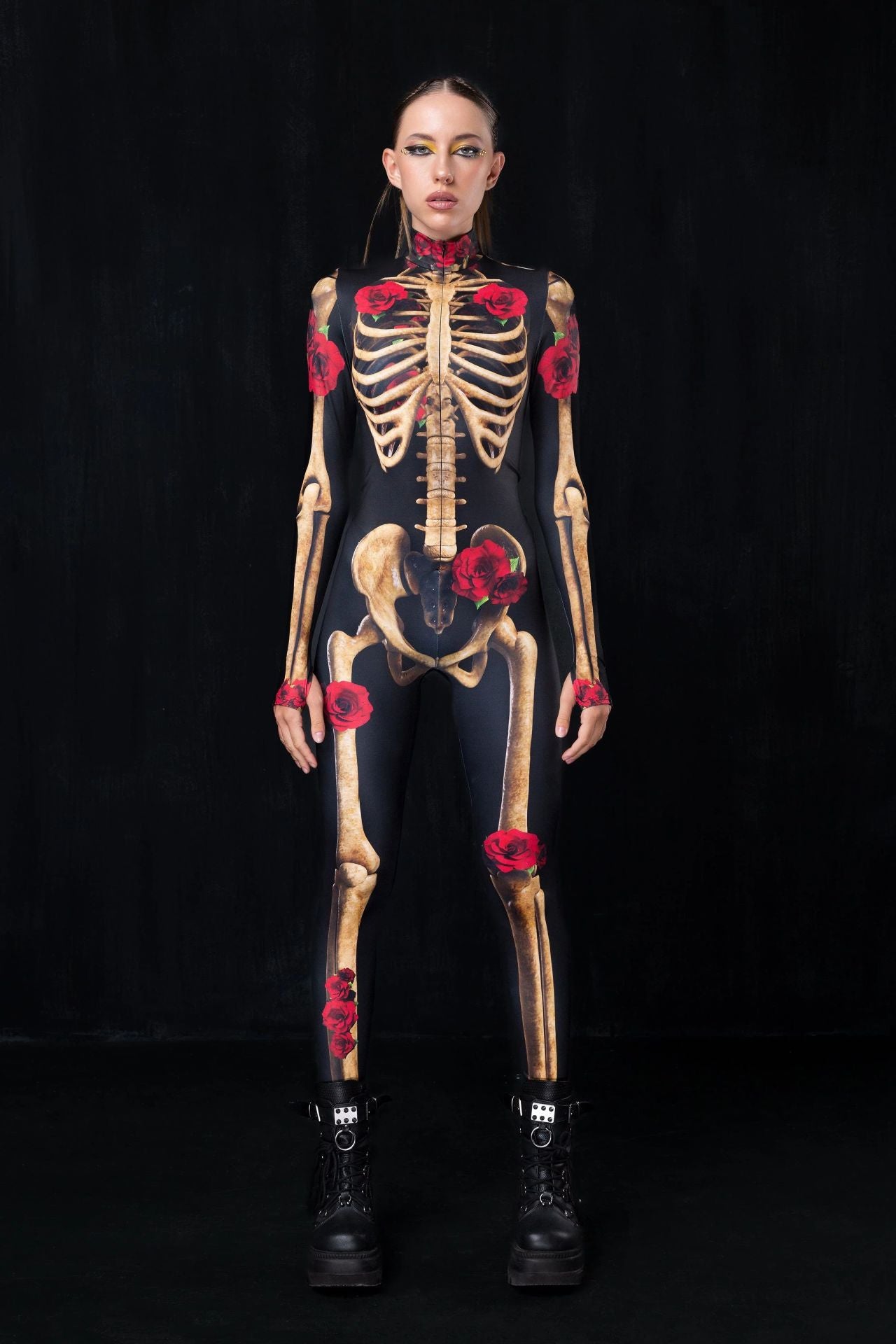 Dame figurtilpasset bodysuit med skelet-design og florale accenter Stilla