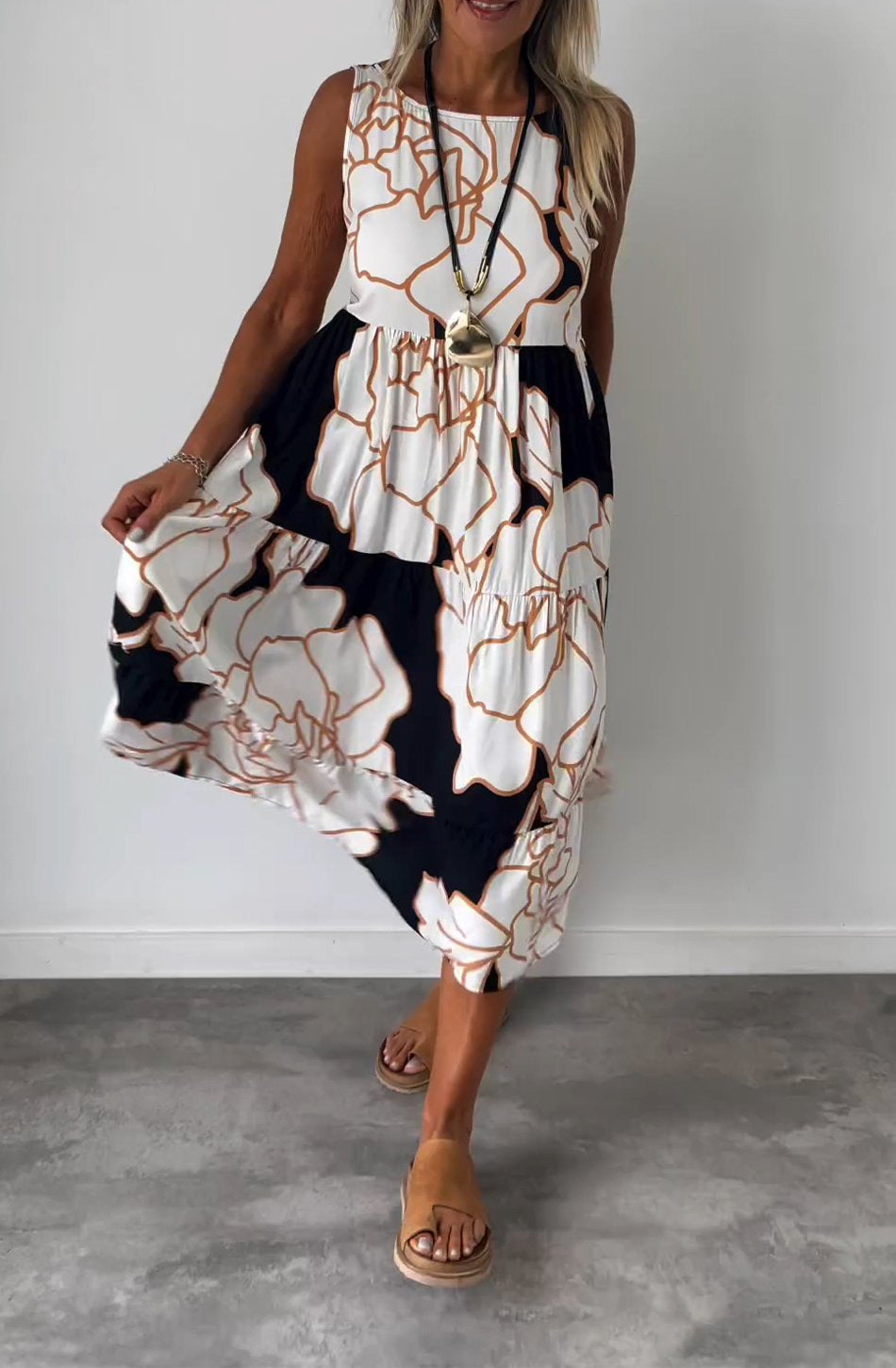 Dame afslappet midi-kjole med blomstret design og bred pasform Stilla