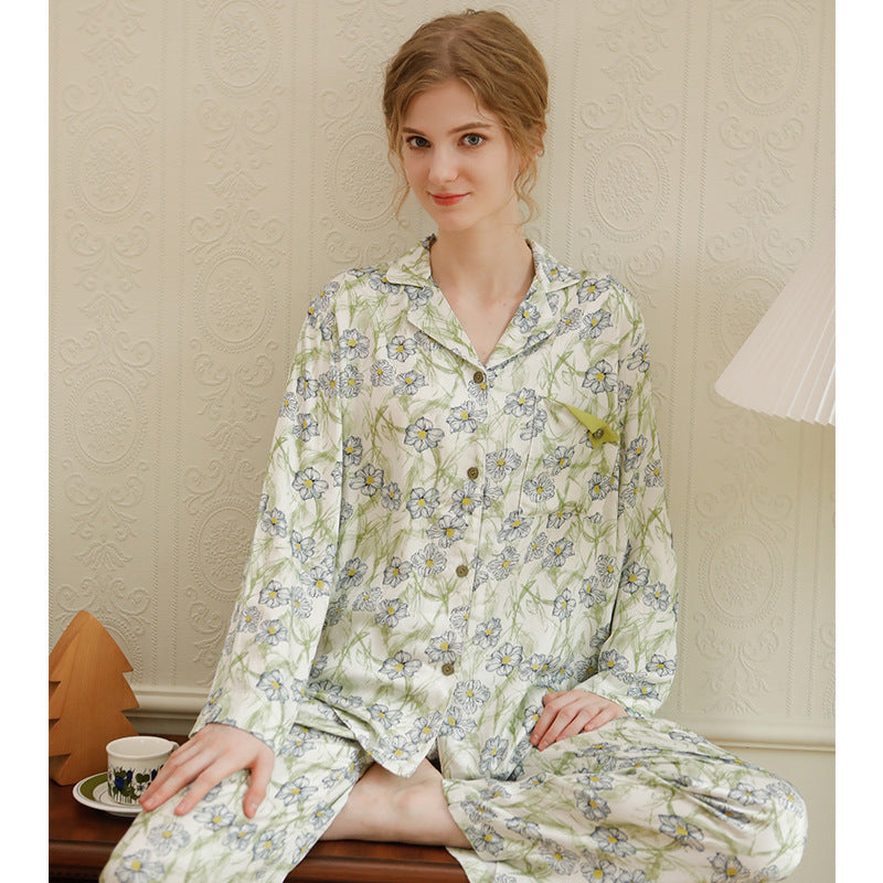 Dame eksklusivt pyjamasæt lavet af silke blødt stof med florale accenter Stilla