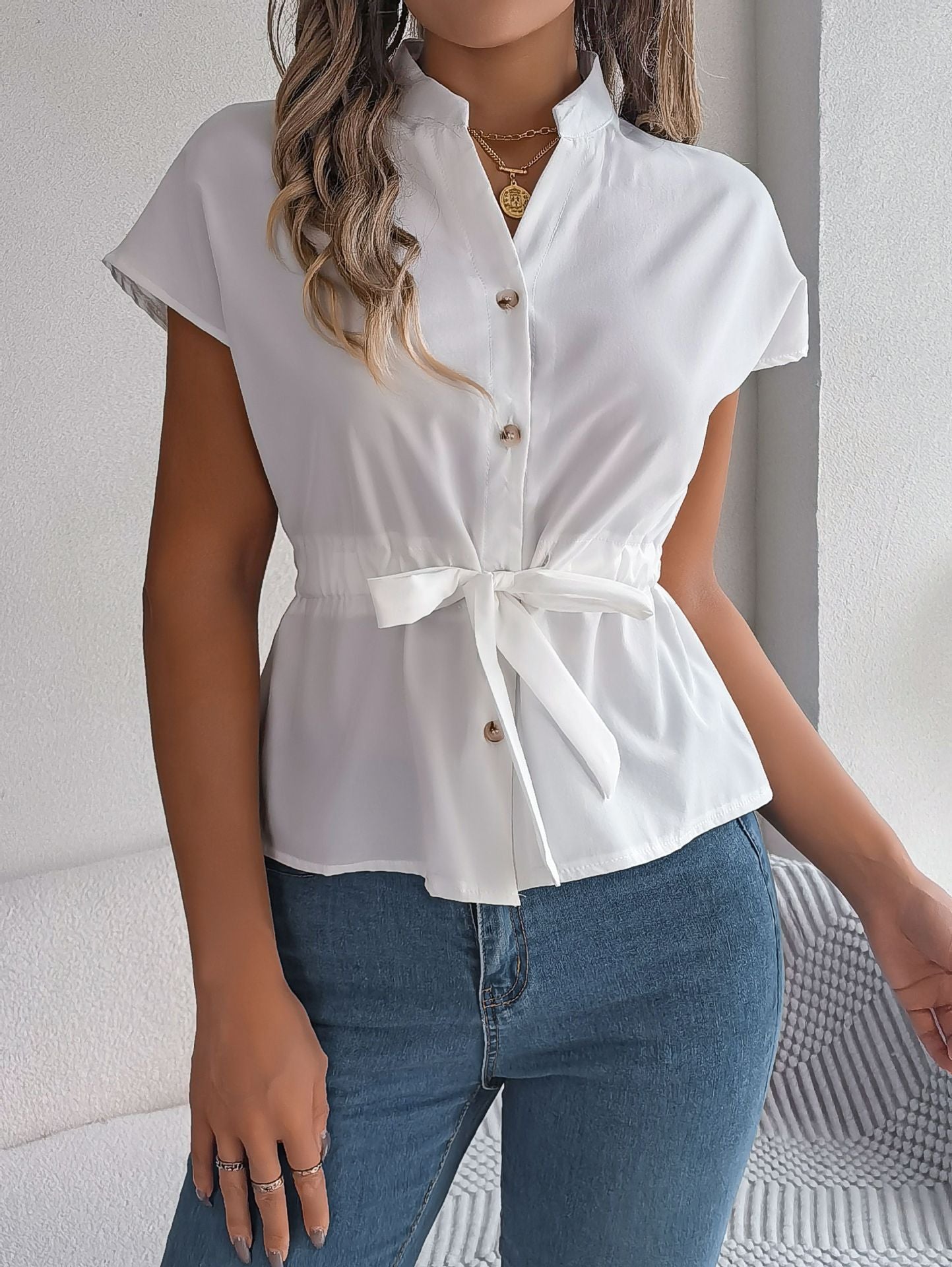 Dame elegant bluse med figursyet snit og knaplukning Stilla
