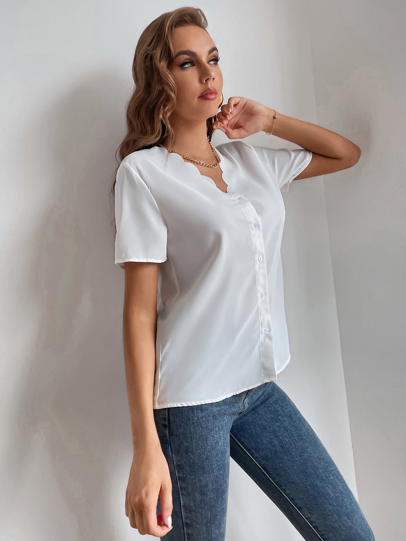 Dame elegant bluse med unik bølgekant og knaplås Stilla