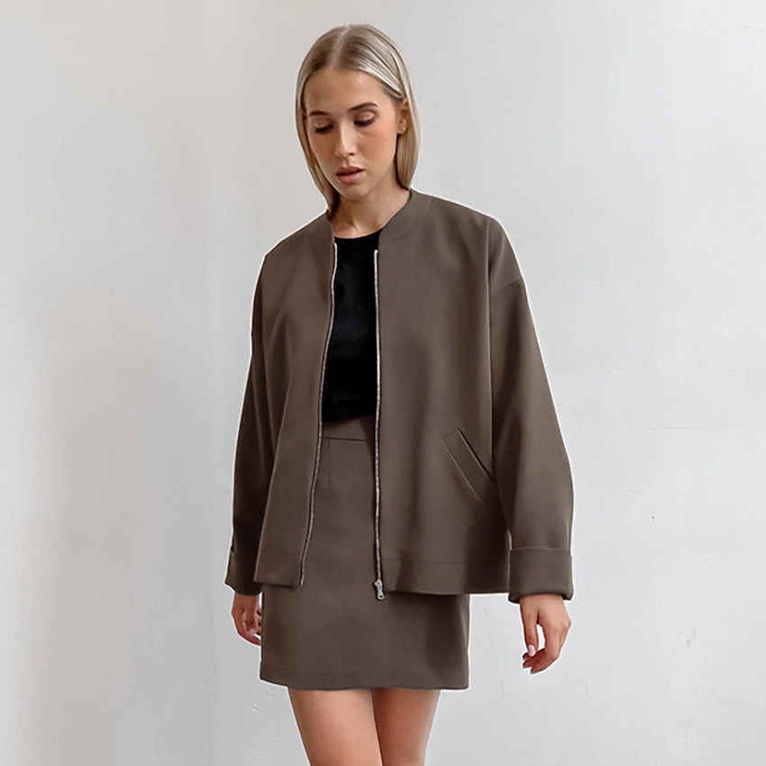 Dame afslappet blazer- og nederdelssæt med elegant lynlås Stilla