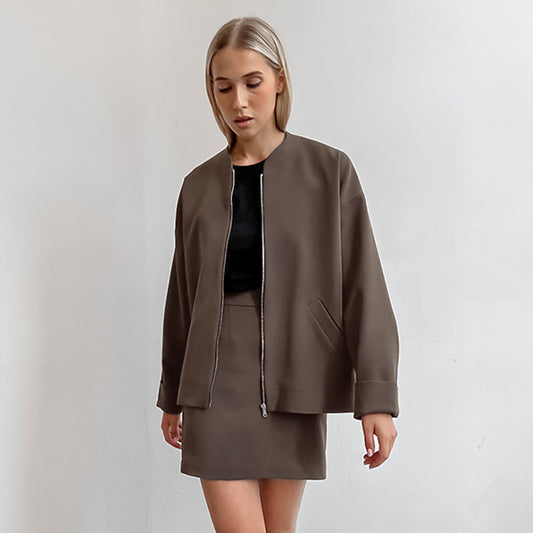 Dame afslappet blazer- og nederdelssæt med elegant lynlås Stilla